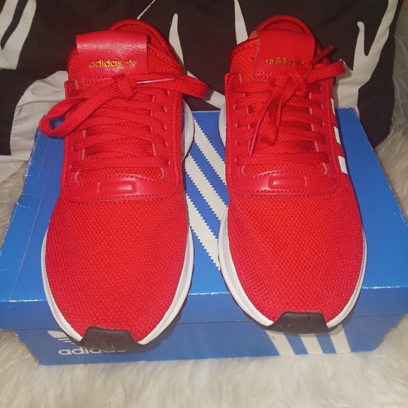 ❤️Adidas❤️ Kids Red & white sneakers - Picture 2 of 13